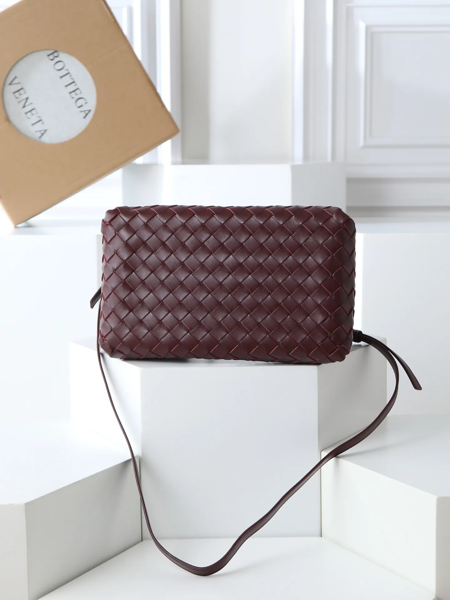 1300. BV's new intrecciato woven leather shoulder bag 🪂 835921 comes with a detachable diagonal shoulder strap and comes with a mini bag inside. The appearance retains the unique design of BV woven leather. The parachute bag is a bag that makes people fall in love before seeing the real thing. The small golden knot embellishment is full of simple and high-end sense to meet your needs in different occasions. Size: 29.5X18.5X17.5cm